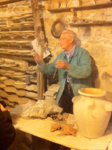 A Castelli (Abruzzo) un artigiano ultra ottantenne insegna l'arte della ceramica 